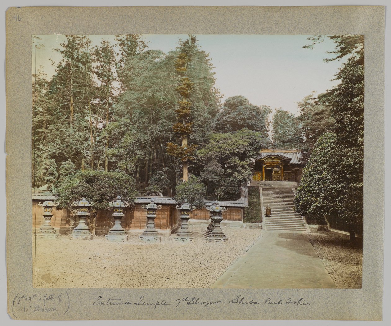 A 7. sógun templomának bejárata, Shiba Park, Tokió, Japán (kézzel színezett fekete-fehér fotó) alkotó: Japanese Photographer