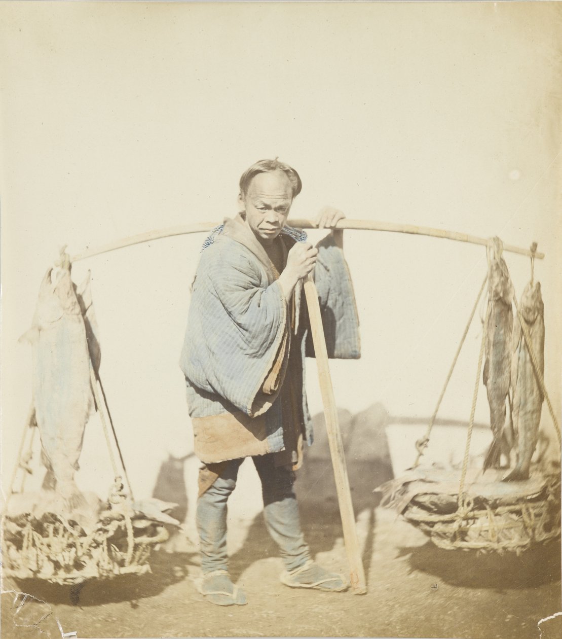 Halász a fogásával (kézzel színezett fekete-fehér fotó) alkotó: Japanese Photographer