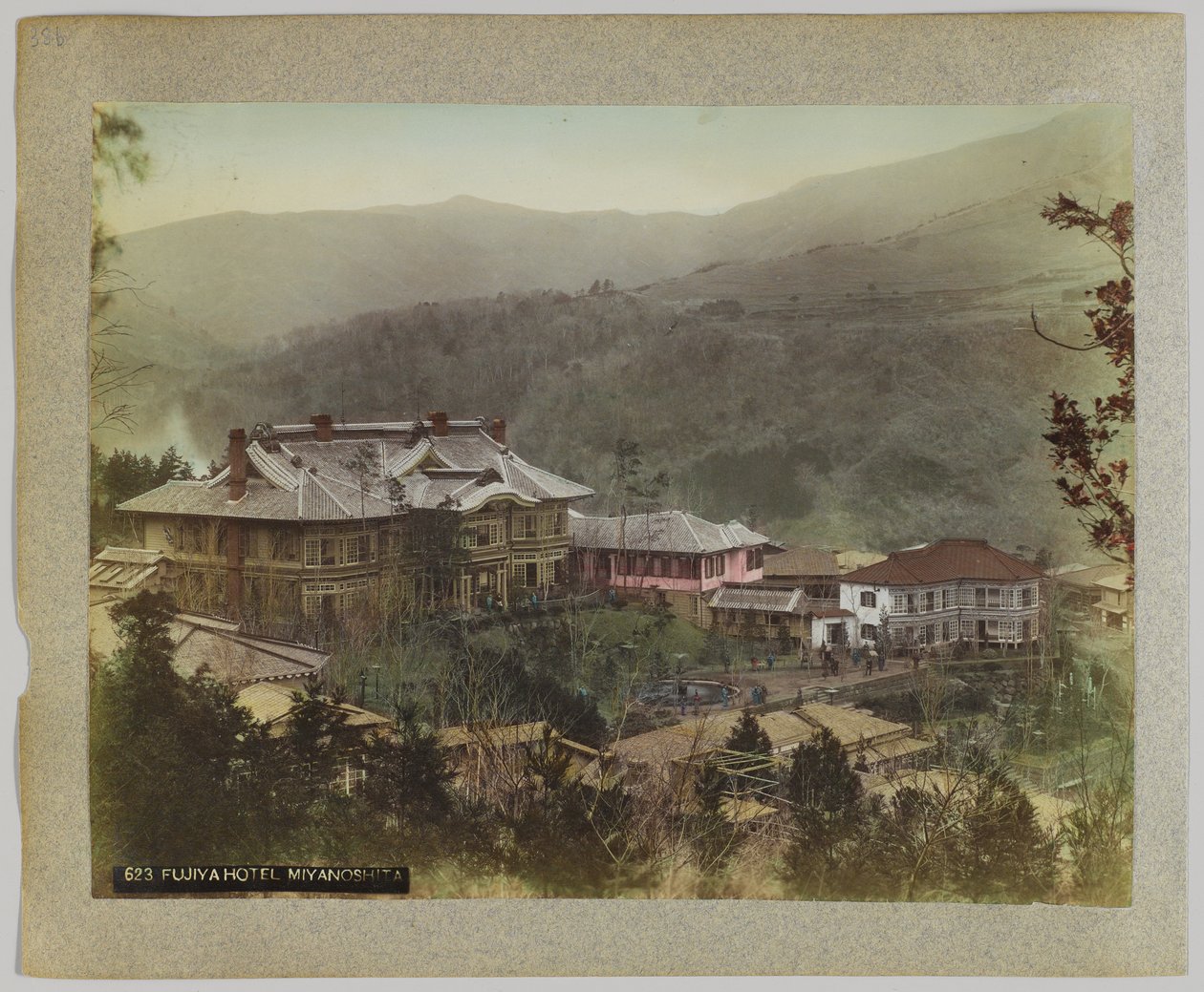 Fujiya Hotel, Miyanoshita, Hakone, Kanagawa prefektúra, Japán (kézzel színezett fekete-fehér fotó) alkotó: Japanese Photographer