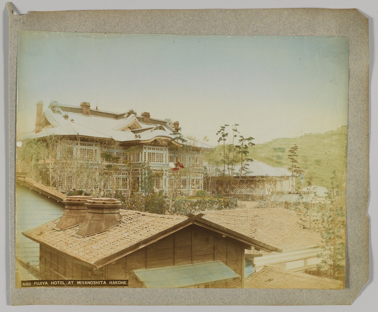 Fujiya Hotel, Miyanoshita, Hakone, Kanagawa prefektúra, Japán (kézzel színezett fekete-fehér fotó) alkotó: Japanese Photographer