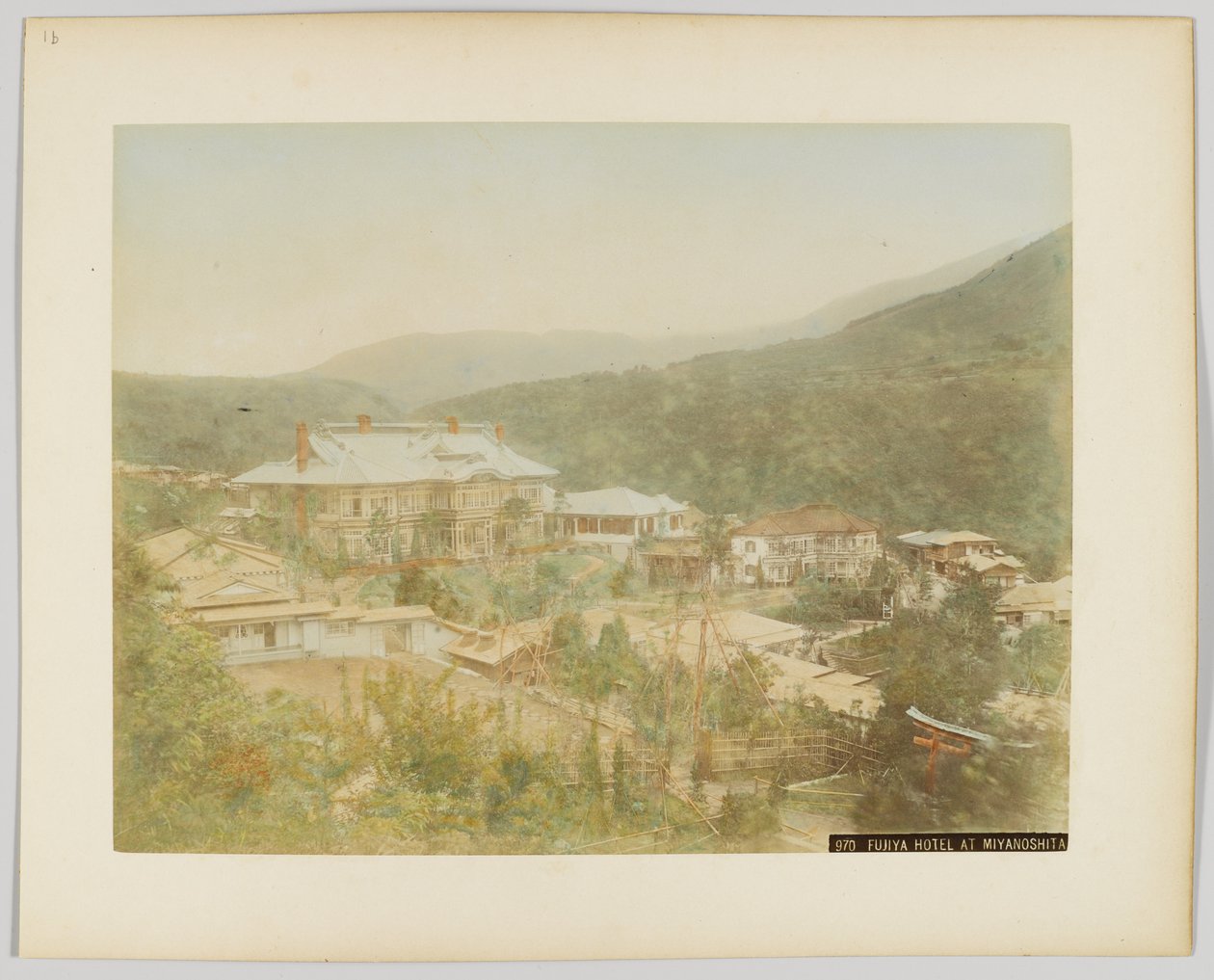 Fujiya Hotel, Miyanoshita, Kanagawa prefektúra, Japán (kézzel színezett fekete-fehér fotó) alkotó: Japanese Photographer