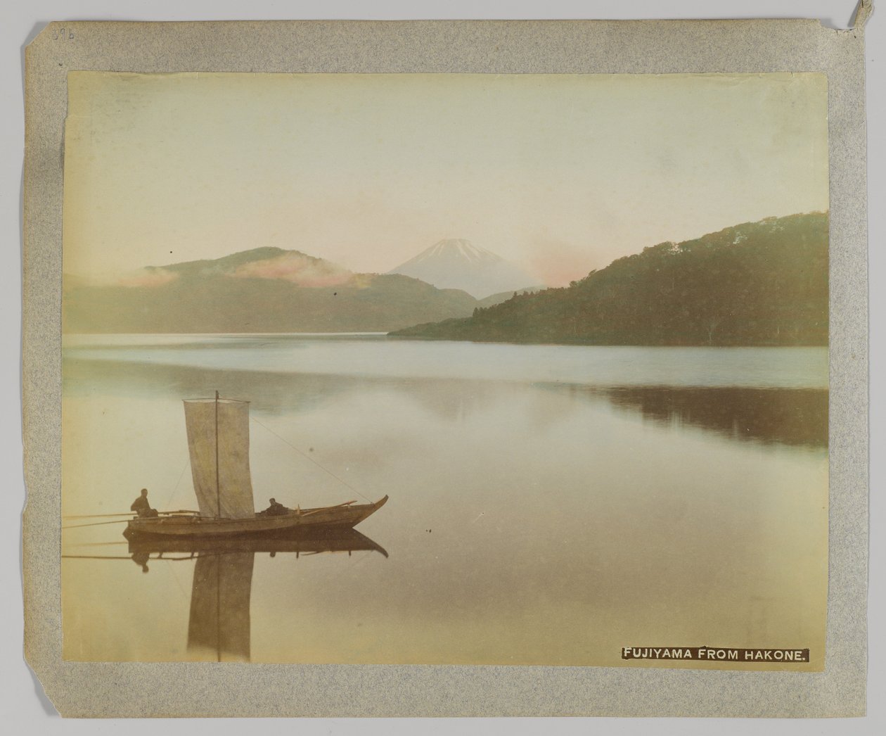 Fujiyama Hakone-ból, Kanagawa prefektúra, Japán (kézzel színezett fekete-fehér fotó) alkotó: Japanese Photographer