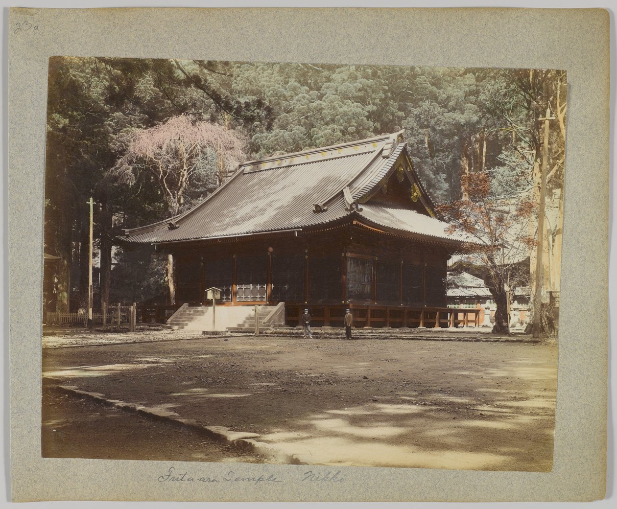 Futa-ara templom, Nikko, Japán (kézzel színezett fekete-fehér fotó) alkotó: Japanese Photographer