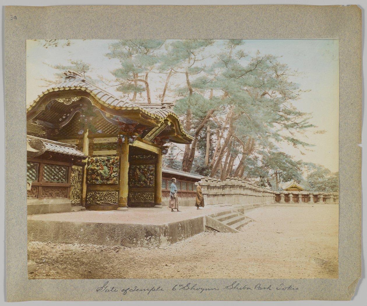 Gate of the Temple of the 6th Shogun, Shiba Park, Tokió, Japán (kézzel színezett fekete-fehér fotó) alkotó: Japanese Photographer