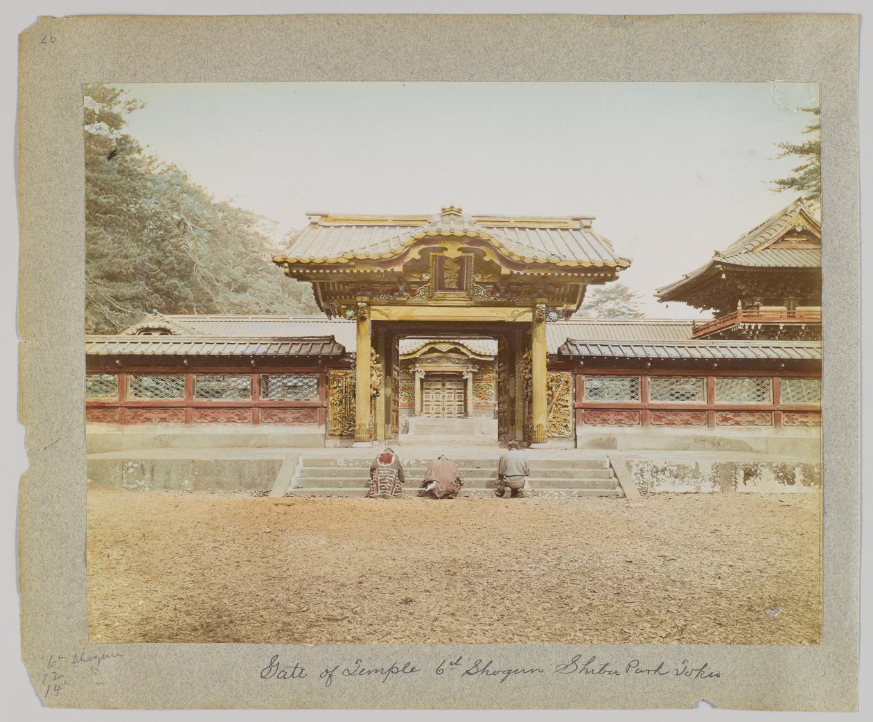 Gate of the Temple of the 6th Shogun, Shiba Park, Tokió, Japán (kézzel színezett fekete-fehér fotó) alkotó: Japanese Photographer