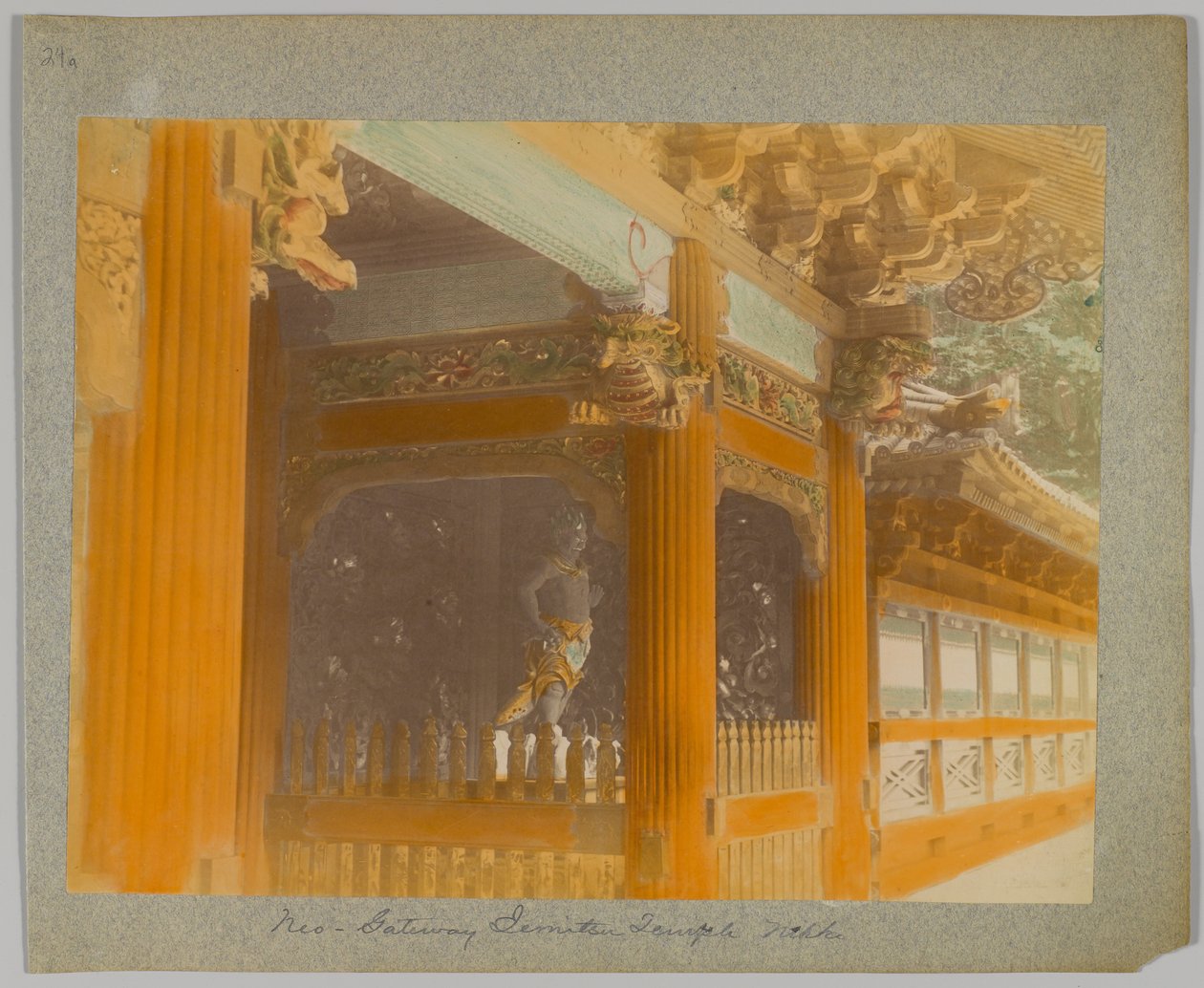 Gateway of Jemitsu Temple, Nikko, Japán (kézzel színezett fekete-fehér fotó) alkotó: Japanese Photographer