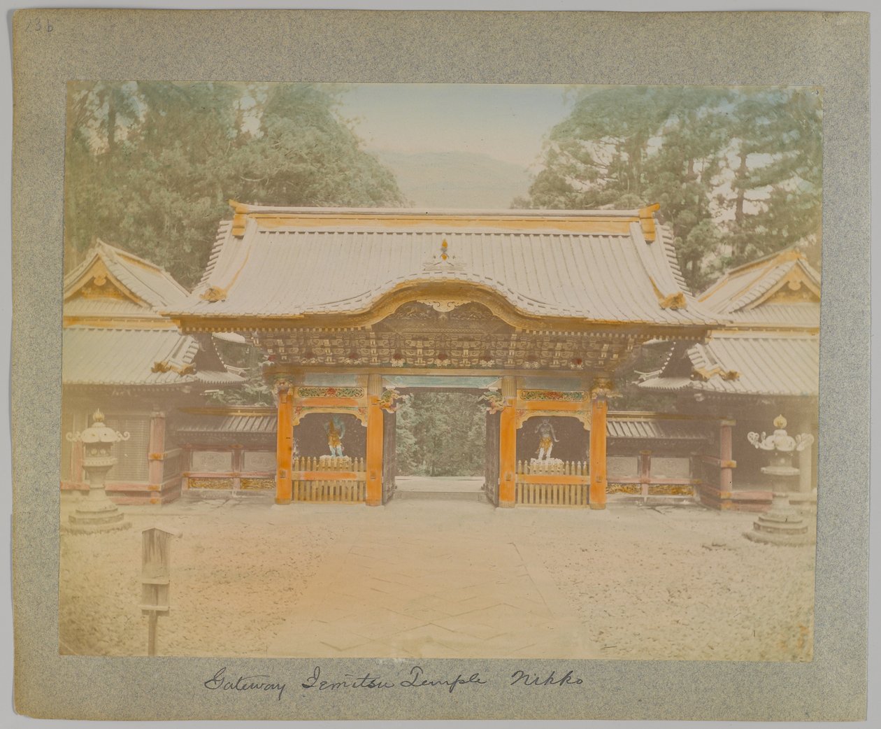 Gateway of Jemitsu Temple, Nikko, Japán (kézzel színezett fekete-fehér fotó) alkotó: Japanese Photographer