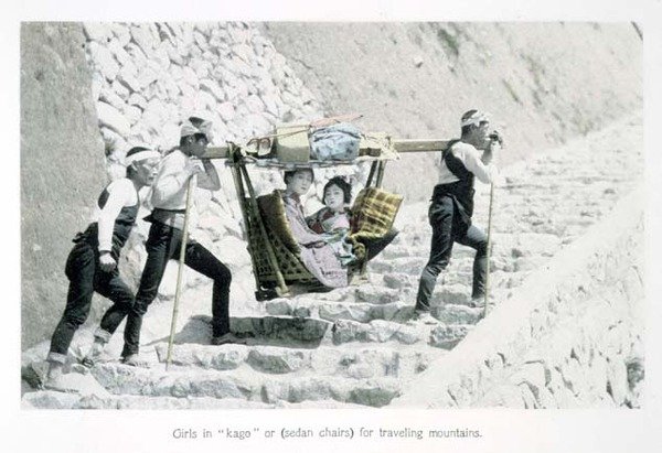 Lányok „Kago”-ban vagy szedánszékben hegyi utazáshoz, 1880 körül (kézzel festett albumin nyomat a kártyán) alkotó: Japanese Photographer