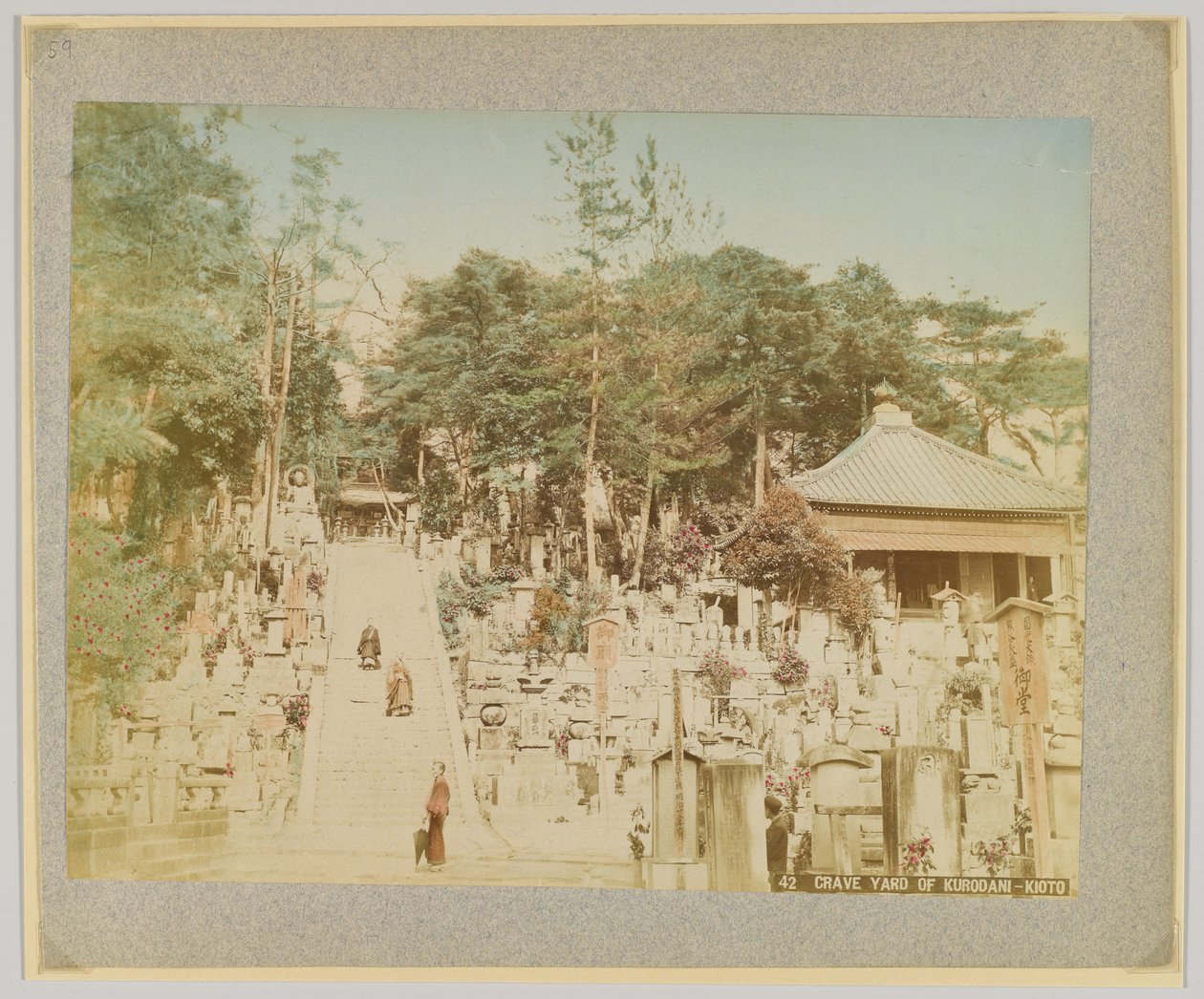 Kurodani temetője, Kyoto, Japán (kézzel színezett fekete-fehér fotó) alkotó: Japanese Photographer
