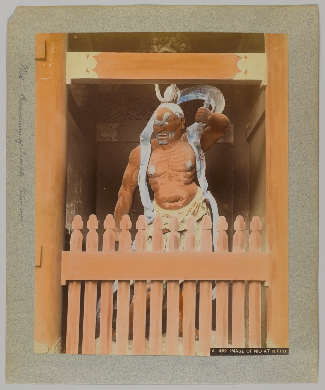 Nio képe a Nikkóban, Japánban (kézzel színezett fekete-fehér fotó) alkotó: Japanese Photographer