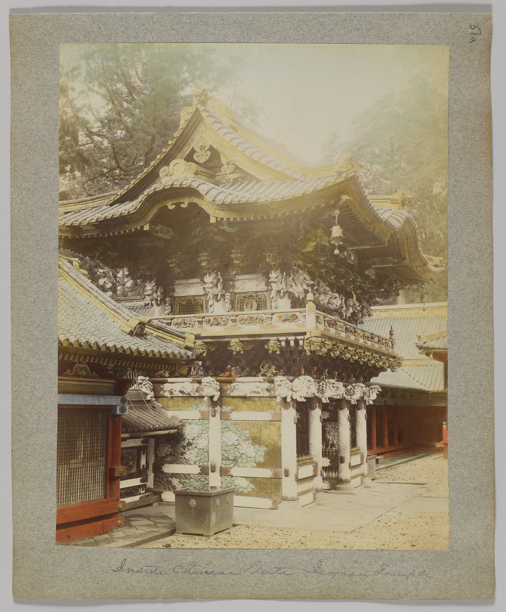 A kínai kapu belsejében, Tōshō-gū, Nikko, Japán (kézzel színezett fekete-fehér fotó) alkotó: Japanese Photographer