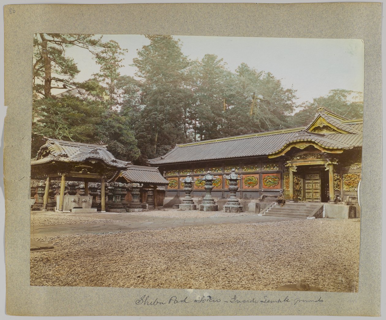 Inside the Temple Grounds, Shiba Park, Tokió, Japán (kézzel színezett fekete-fehér fotó) alkotó: Japanese Photographer