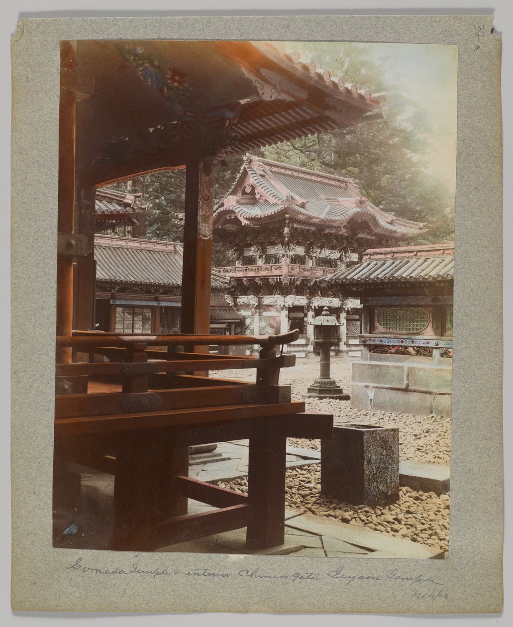 Belső kapu a Tōshō-gū-nál, Nikko, Japán (kézzel színezett fekete-fehér fotó) alkotó: Japanese Photographer