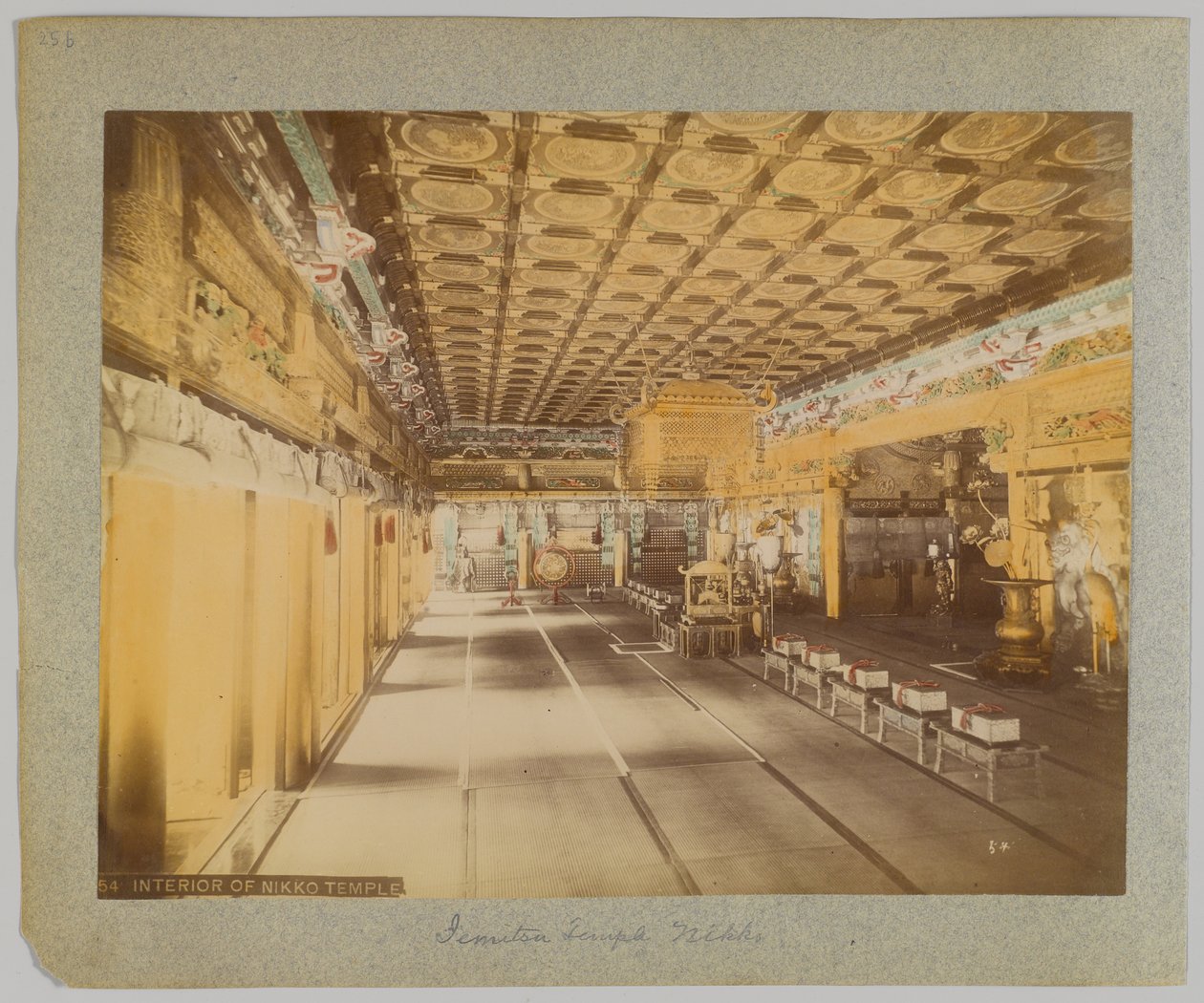 Jemitsu templom belseje, Nikko, Japán (kézzel színezett fekete-fehér fotó) alkotó: Japanese Photographer