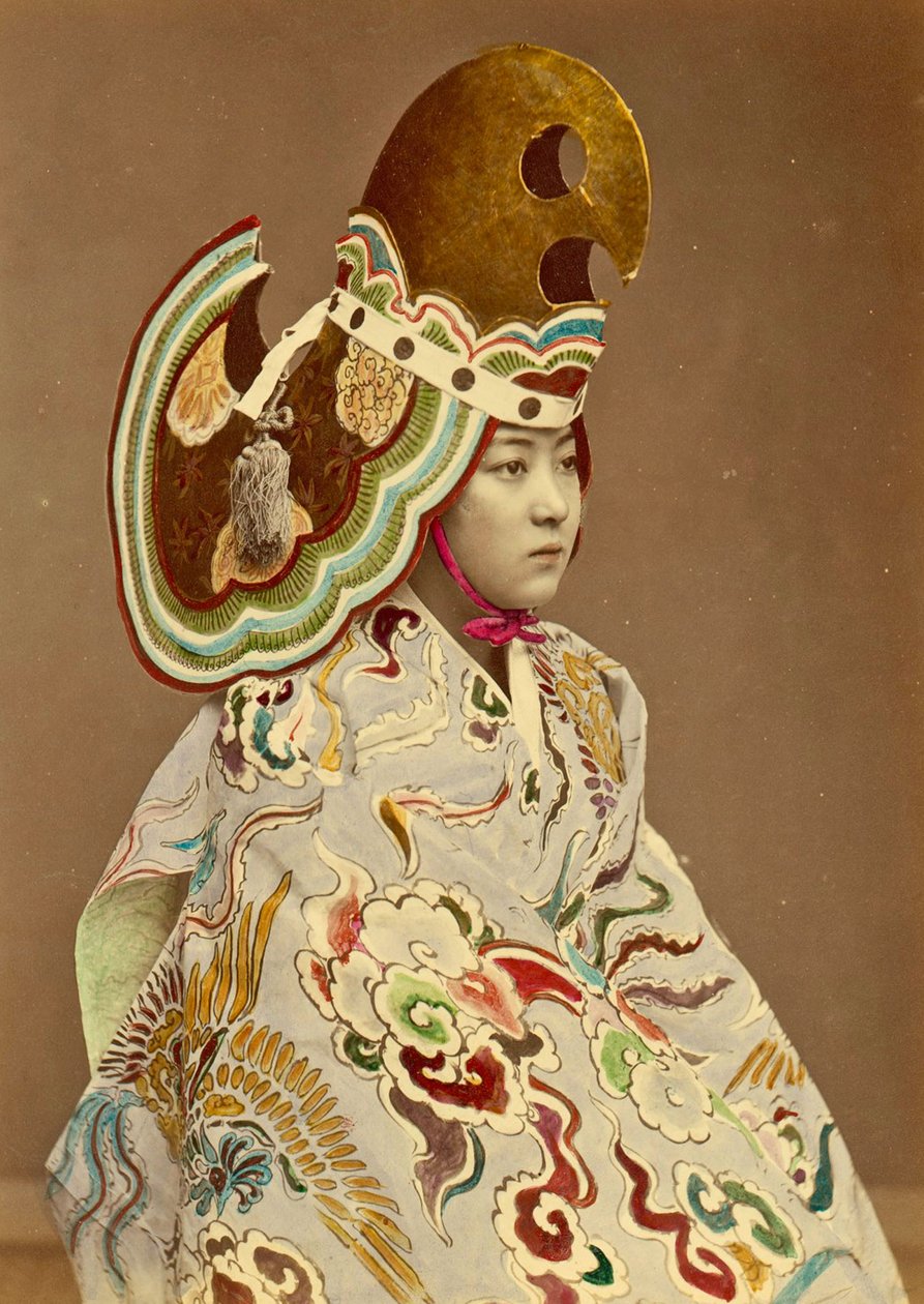 Japán lány népviseletben, 1880 körül (kézzel színezett albumin fotó) alkotó: Japanese Photographer