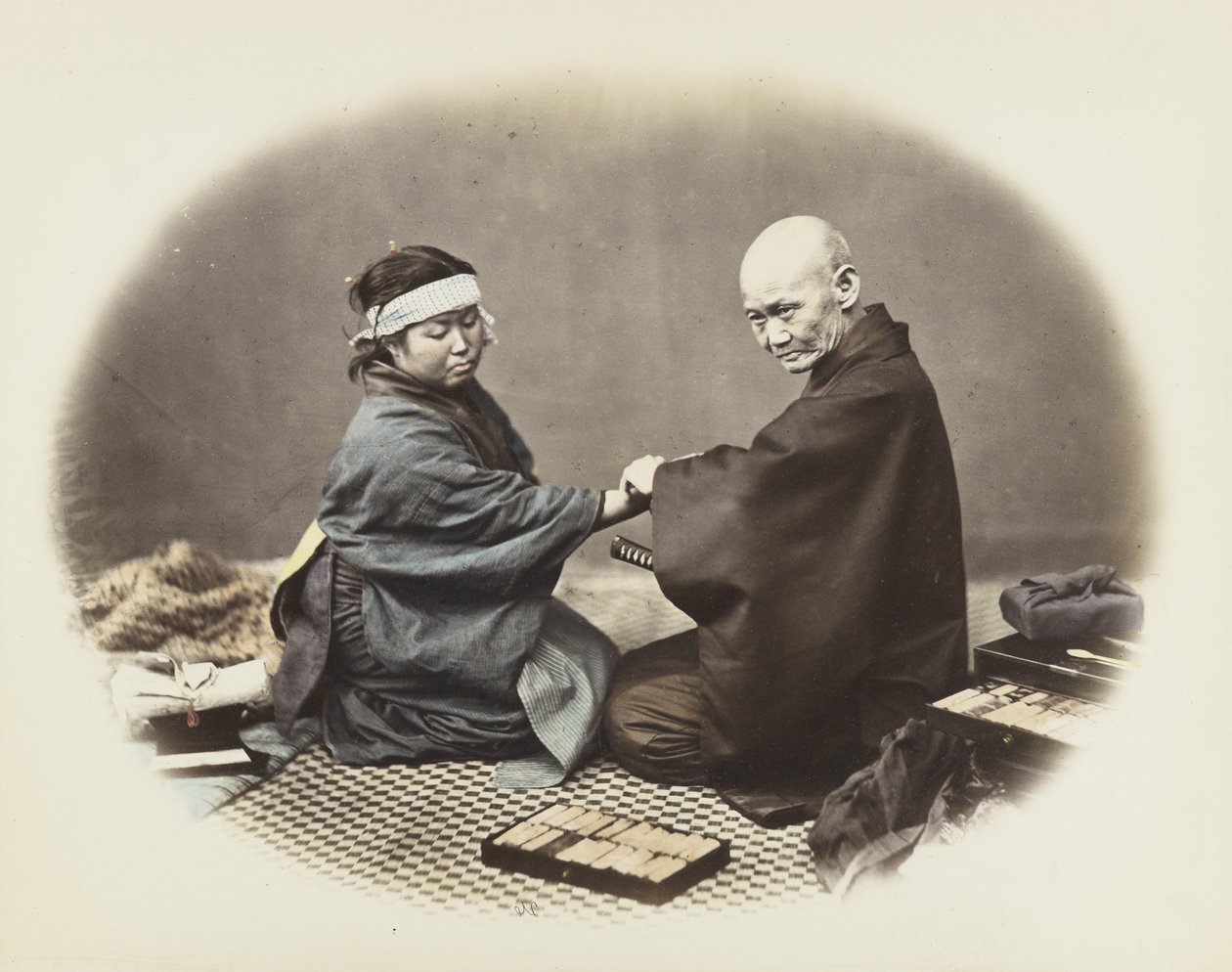 Japán férfi és nő hagyományos ruhában (kézzel festett fekete-fehér fotó) alkotó: Japanese Photographer