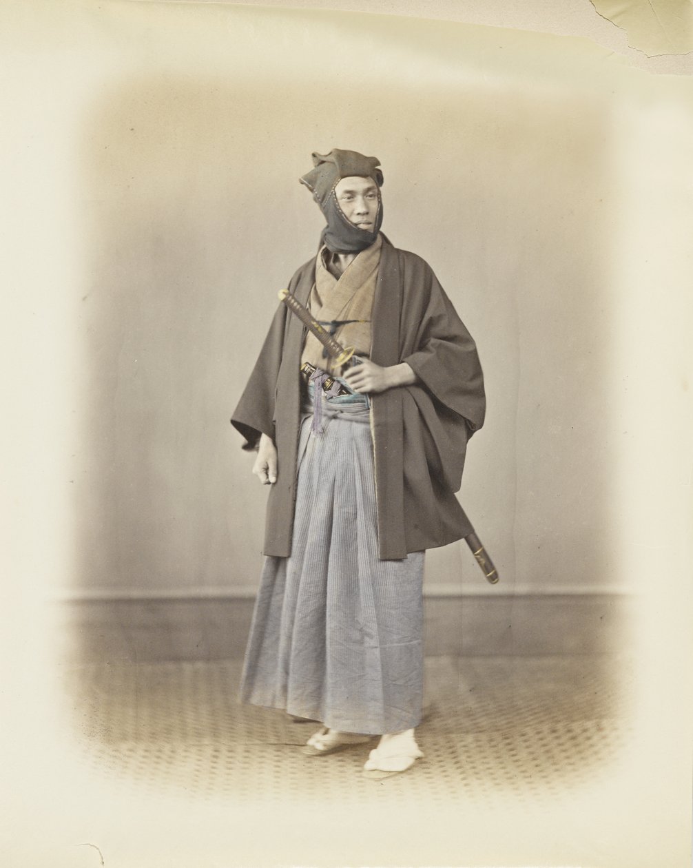 Japán férfi hagyományos ruhában (kézzel festett fekete-fehér fotó) alkotó: Japanese Photographer
