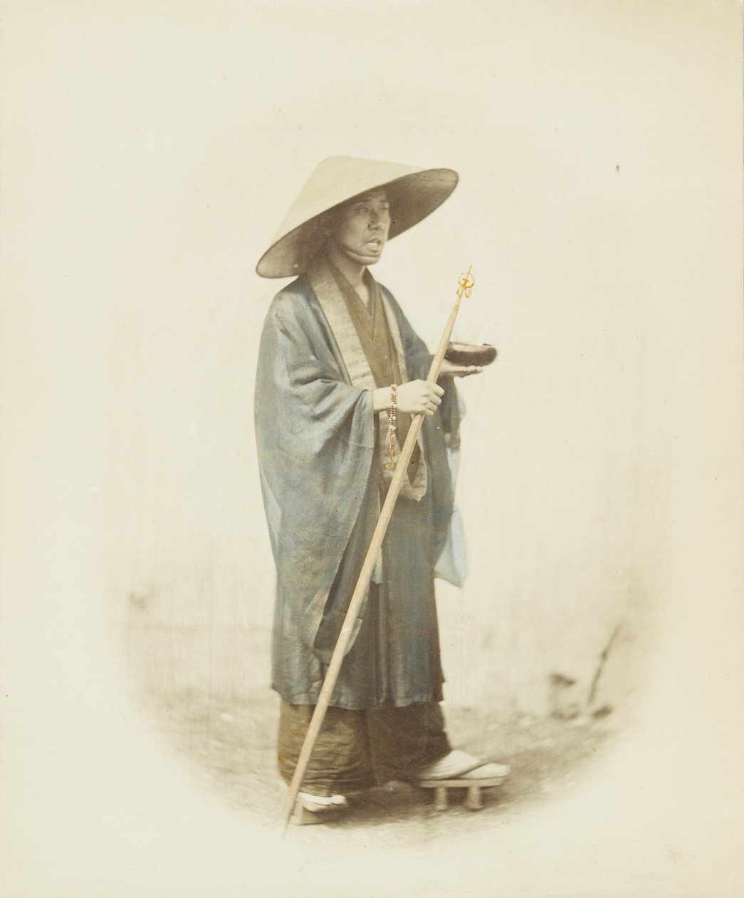 Japán férfi hagyományos ruhában (kézzel festett fekete-fehér fotó) alkotó: Japanese Photographer
