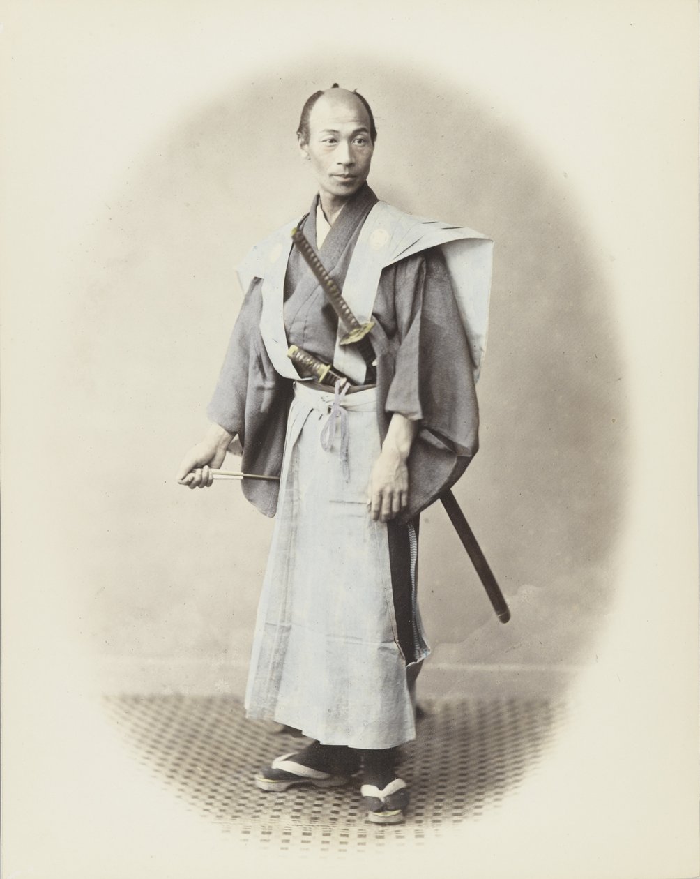 Japán férfi karddal (kézzel festett fekete-fehér fotó) alkotó: Japanese Photographer