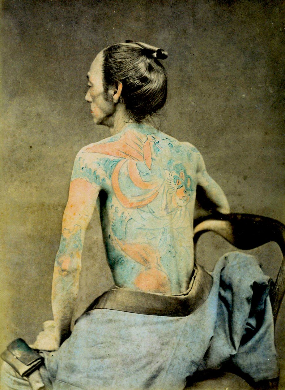 Hagyományos Irezumi tetoválású japán férfi, 1890 körül (kézzel színezett albumin fotó) alkotó: Japanese Photographer