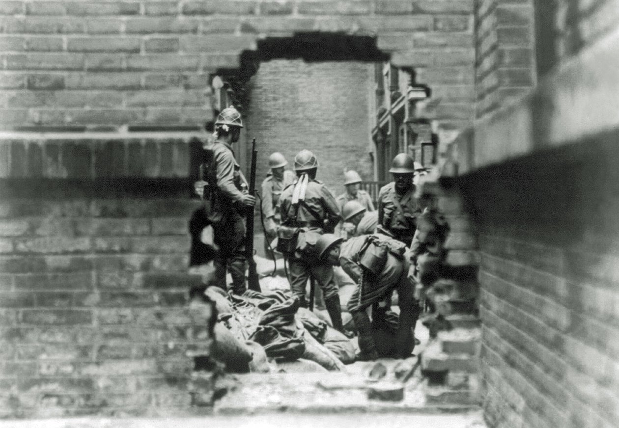 Japán katonák vesznek részt utcai harcokban a kínai Sanghajban, 1937-ben alkotó: Japanese Photographer