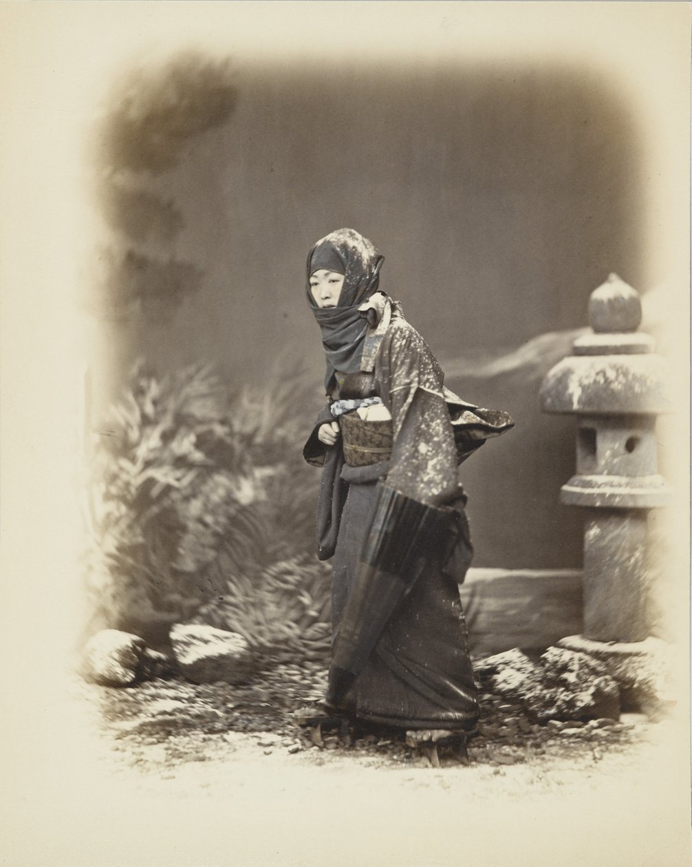 Japán nő a hóban (kézzel színezett fekete-fehér fotó) alkotó: Japanese Photographer