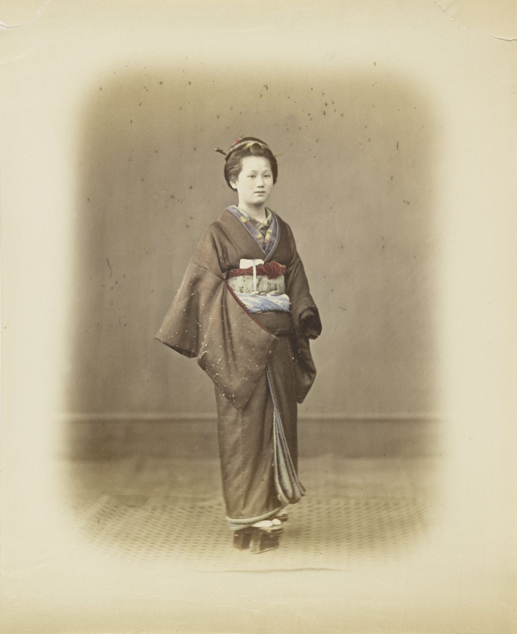 Japán nő hagyományos ruhában (kézzel festett fekete-fehér fotó) alkotó: Japanese Photographer