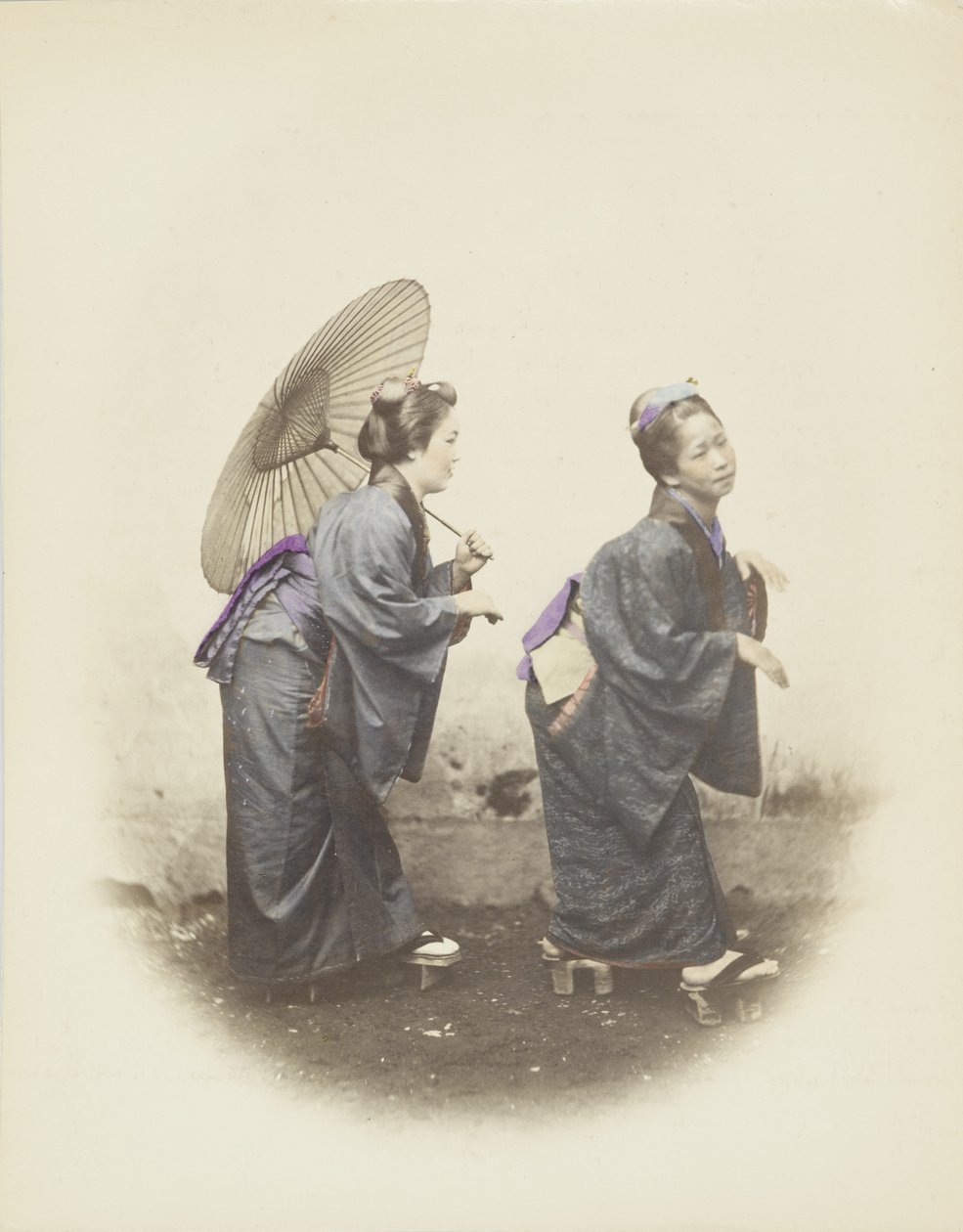 Japán nők hagyományos ruhában (kézzel festett fekete-fehér fotó) alkotó: Japanese Photographer