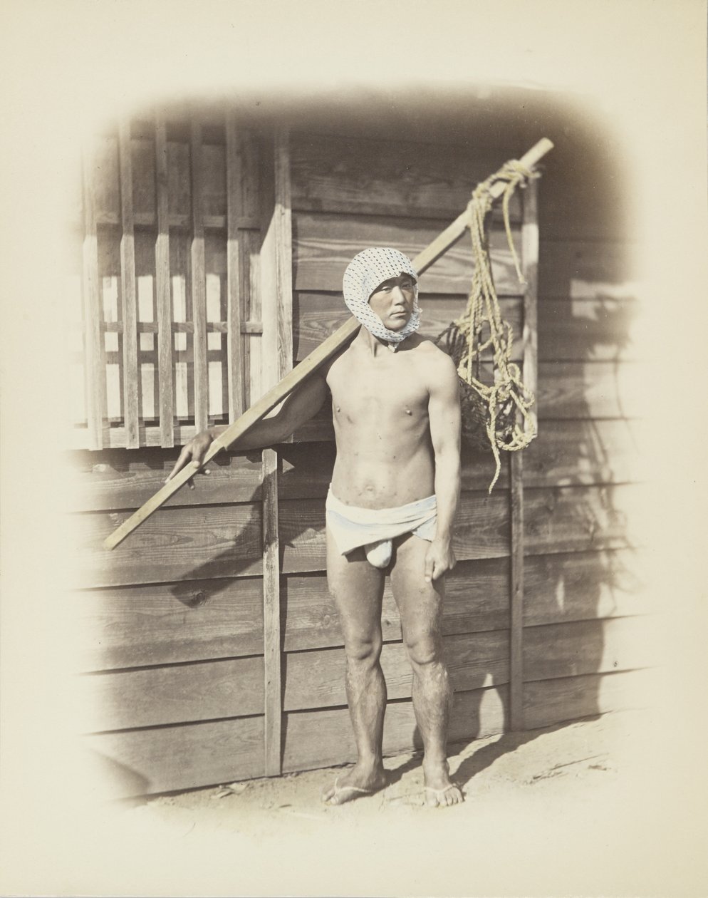 Férfi horgászkosárral (kézzel színezett fekete-fehér fotó) alkotó: Japanese Photographer