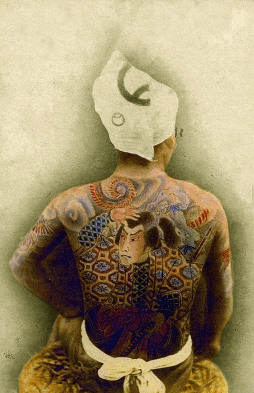 Férfi hagyományos japán Irezumi tetoválással, 1880 körül (kézzel festett albumon fotó) alkotó: Japanese Photographer