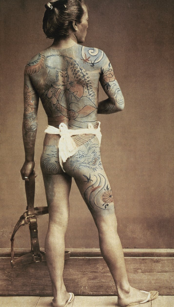 Férfi kifejezetten japán tetoválással. Albumen fotó, kézzel színezett. 1880 körül alkotó: Japanese Photographer