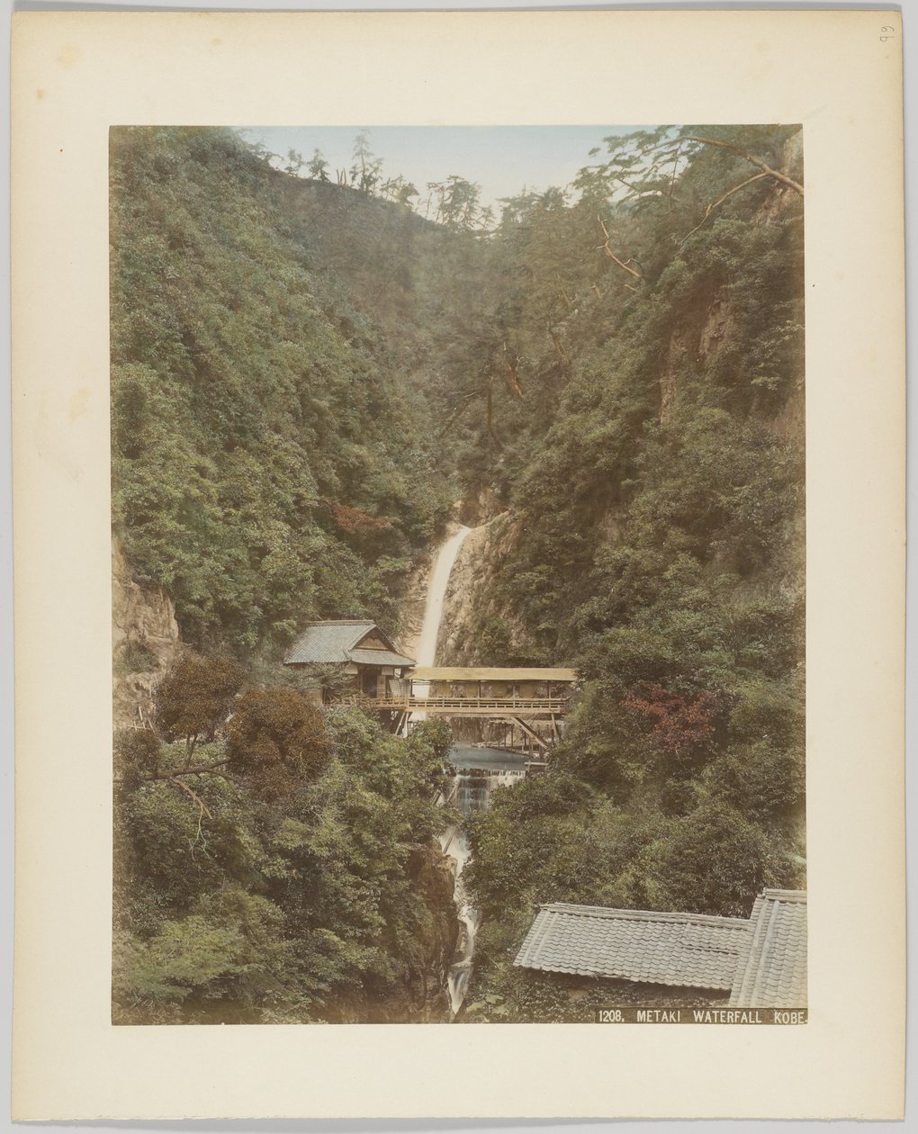 Meraki vízesés, Kobe, Japán (kézzel színezett fekete-fehér fotó) alkotó: Japanese Photographer