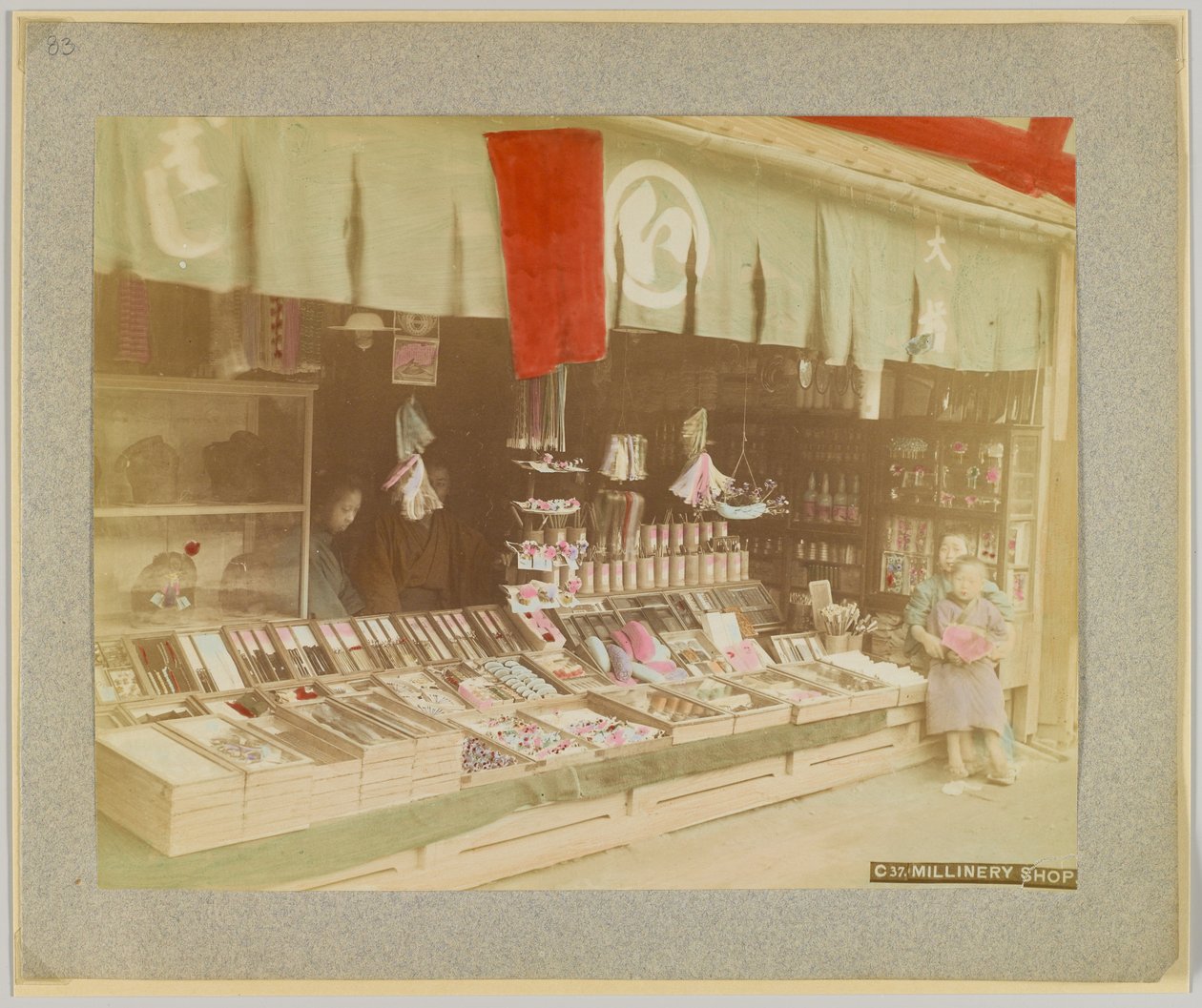 Millinery bolt, Japán (kézzel színezett fekete-fehér fotó) alkotó: Japanese Photographer