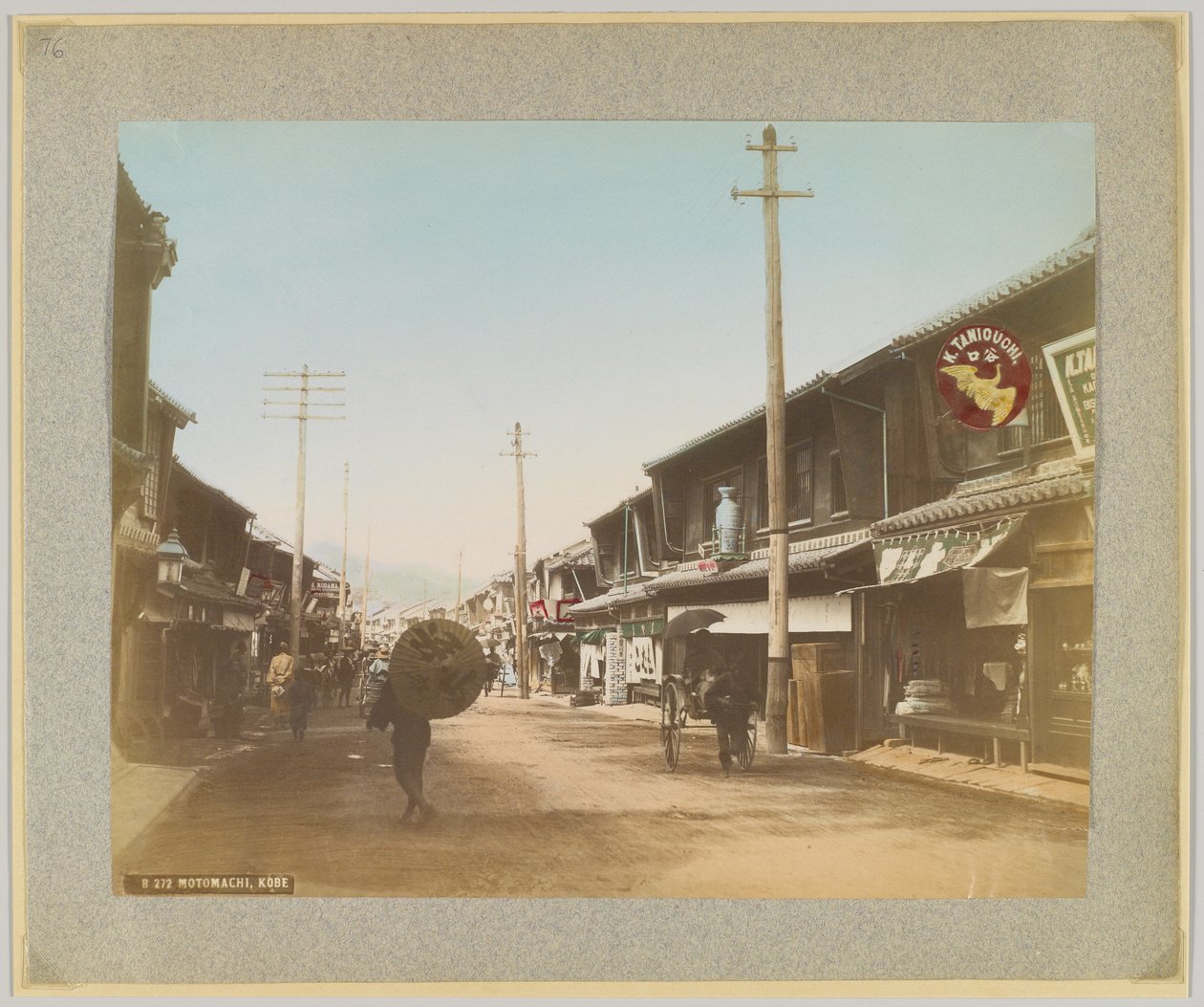 Motomachi, Kobe, Japán (kézzel színezett fekete-fehér fotó) alkotó: Japanese Photographer
