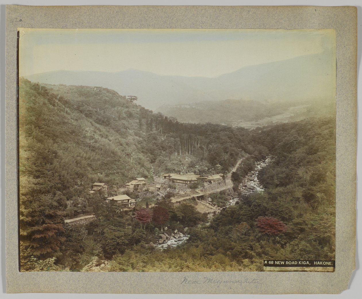 New Road, Kiga, Miyanoshita közelében, Kanagawa prefektúra, Japán (kézzel színezett fekete-fehér fotó) alkotó: Japanese Photographer