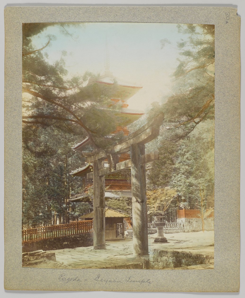 Pagoda at Tōshō-gū, Nikko, Japán (kézzel színezett fekete-fehér fotó) alkotó: Japanese Photographer