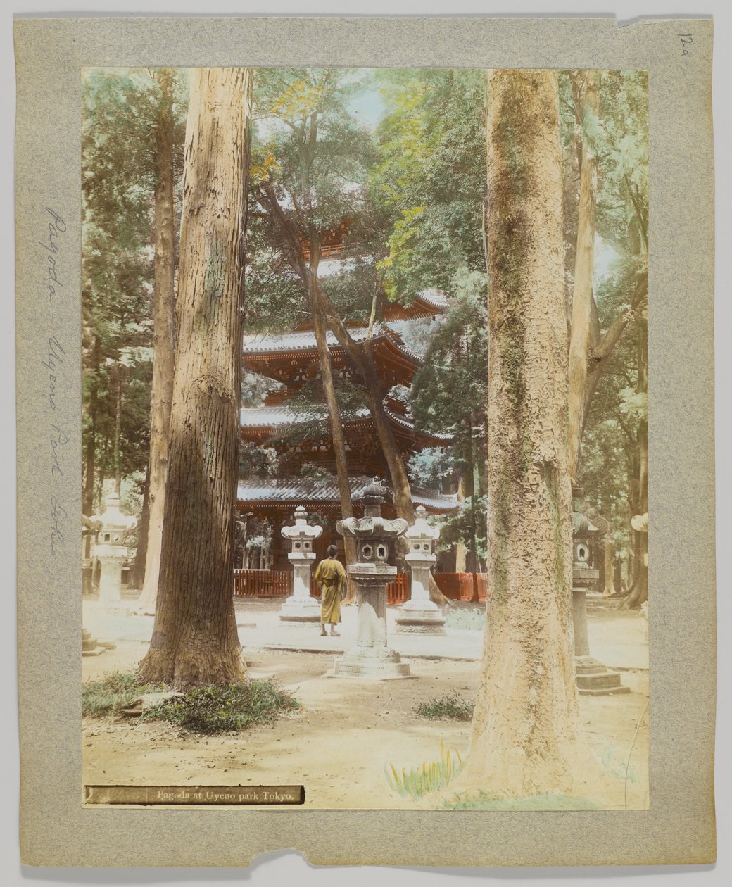 Pagoda az Uyeno Parkban, Tokió, Japán (kézzel színezett fekete-fehér fotó) alkotó: Japanese Photographer