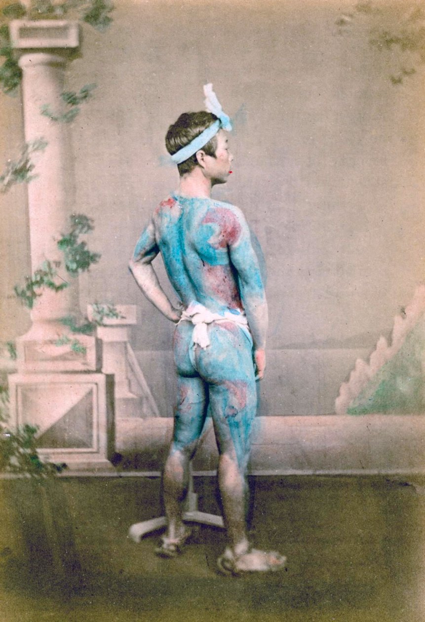 Vőlegény portréja hagyományos japán Irezumi tetoválásokkal, 1882 körül (kézzel színezett albumen fotó) alkotó: Japanese Photographer