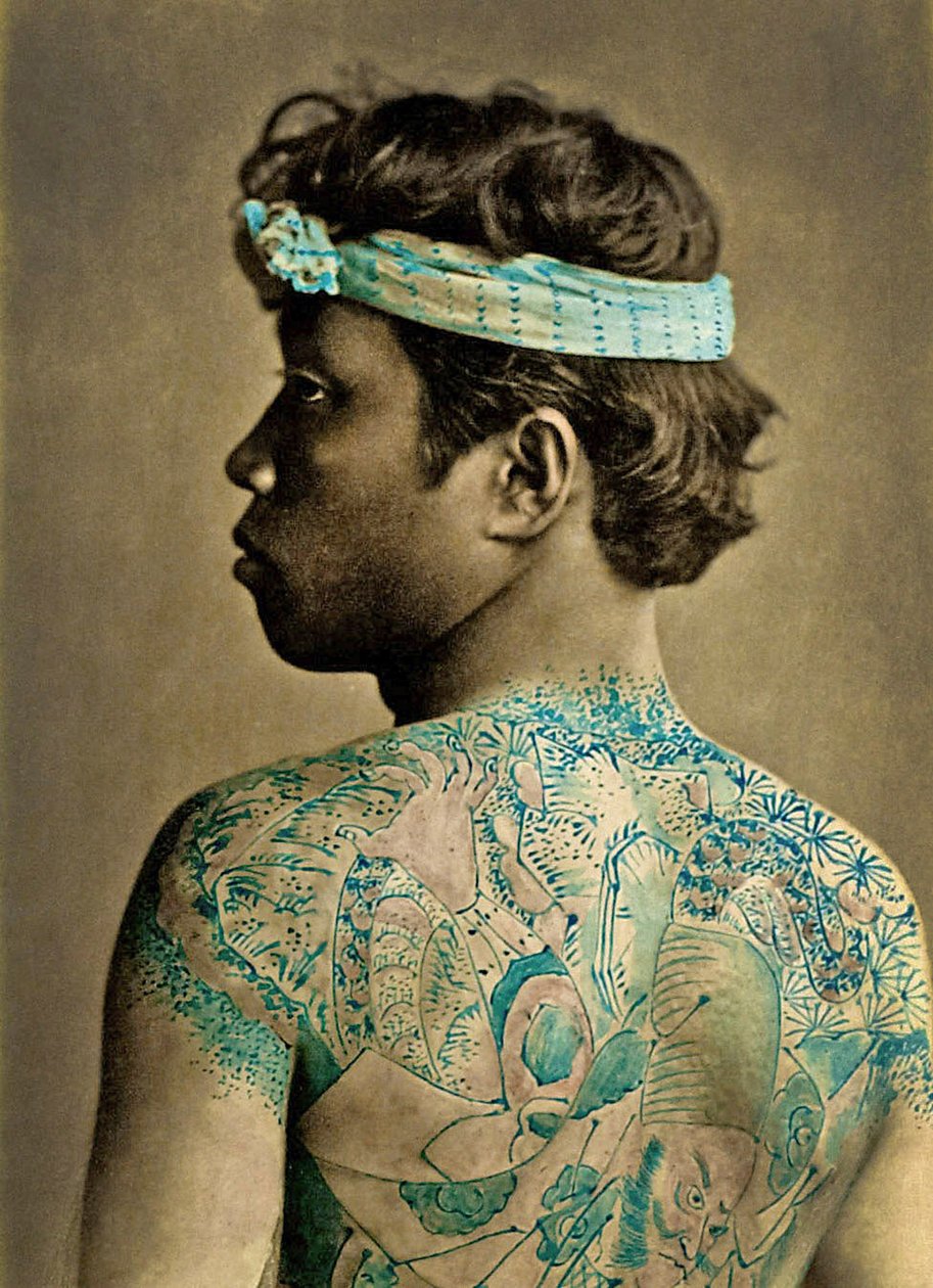 Hagyományos japán Irezumi tetoválású férfi portréja, 1880 körül (kézzel színezett albumen fotó) alkotó: Japanese Photographer