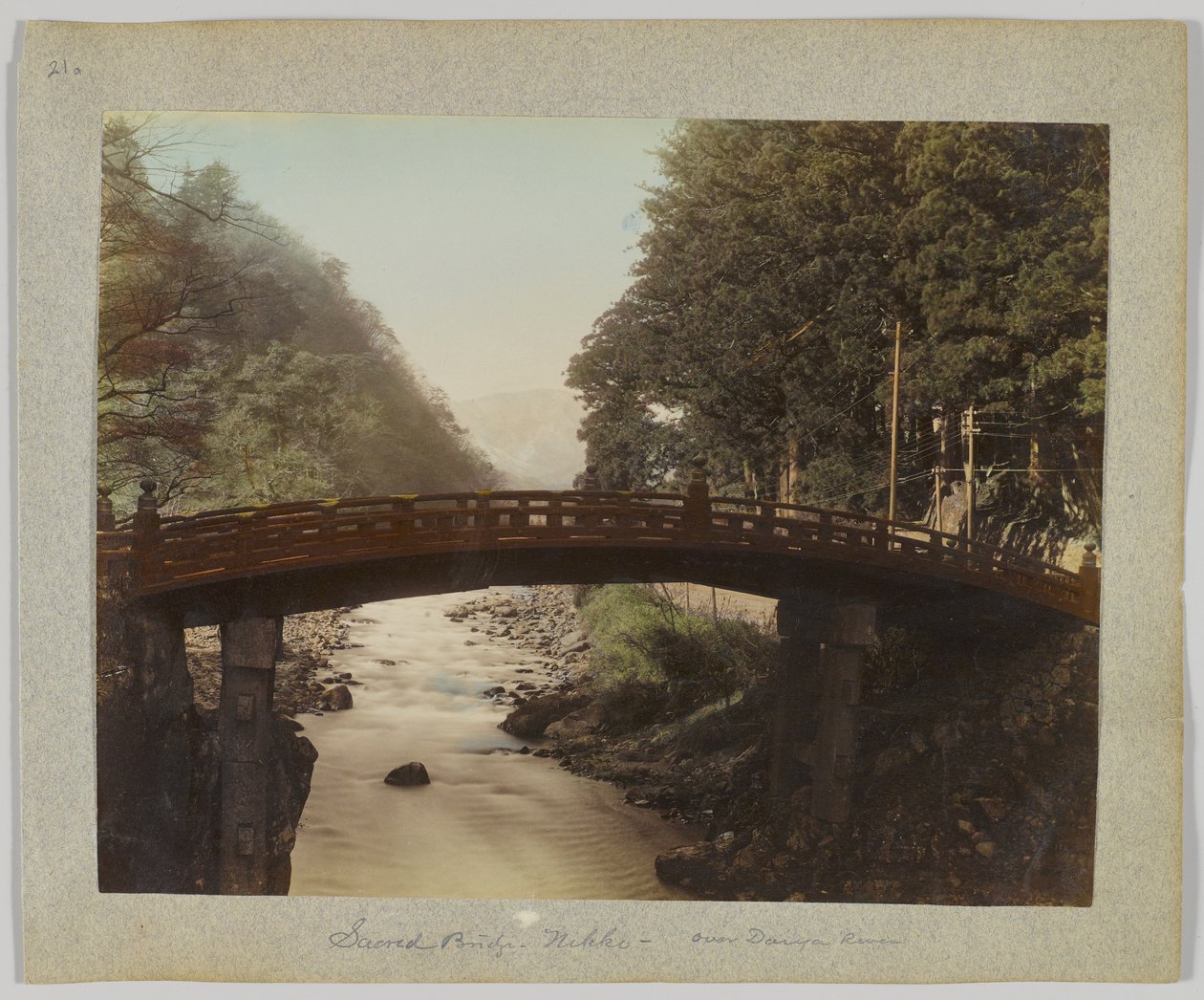 Szent híd a Daiya Rver felett, Nikko, Japán (kézzel színezett fekete-fehér fotó) alkotó: Japanese Photographer