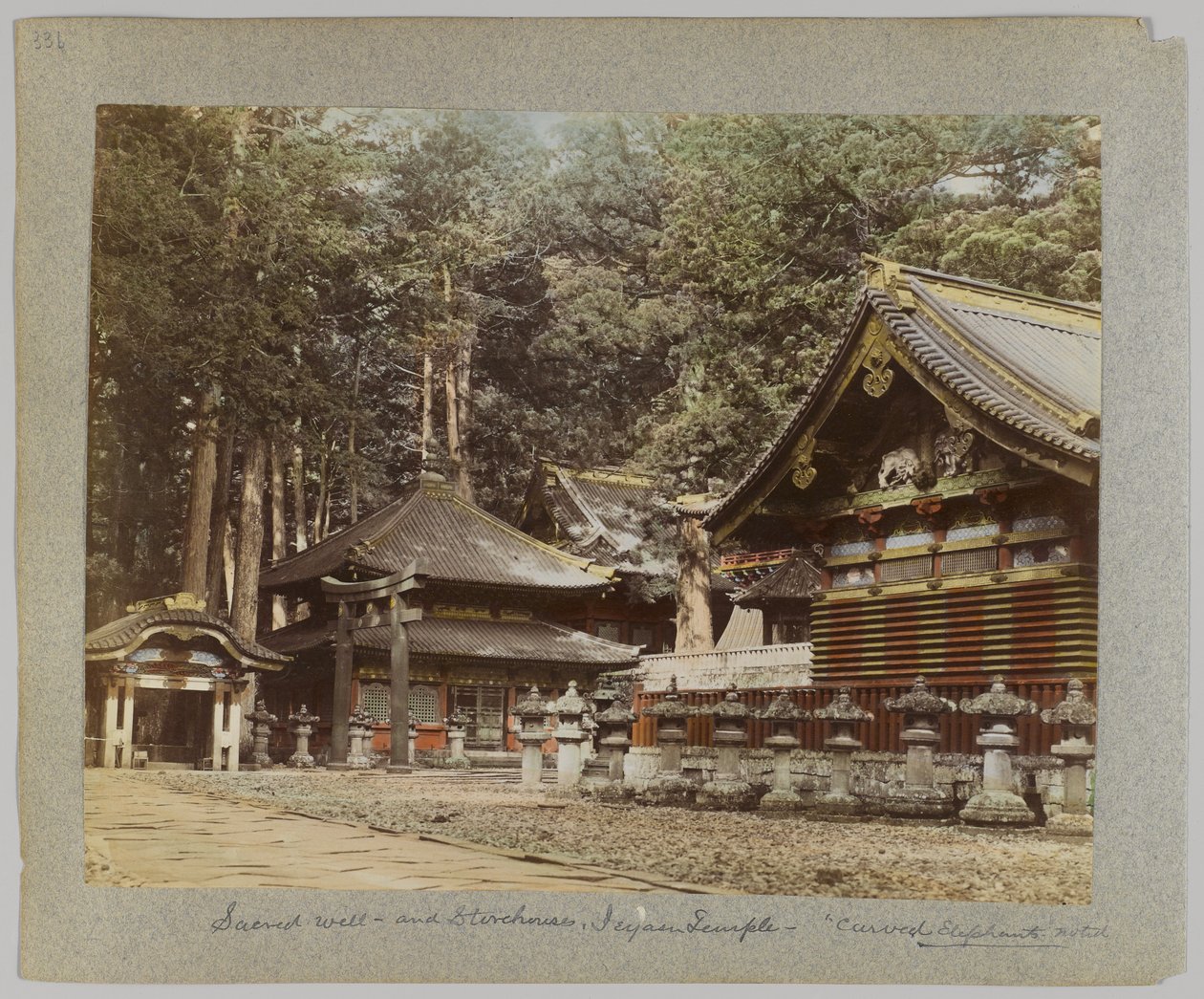 Szent kút és raktárak, Tōshō-gū, Nikko, Japán (kézzel színezett fekete-fehér fotó) alkotó: Japanese Photographer