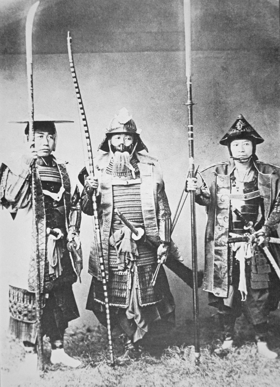 A régi japán szamuráj hosszú íjjal, rúdkarral és karddal felfegyverkezve (f/w fotó) alkotó: Japanese Photographer