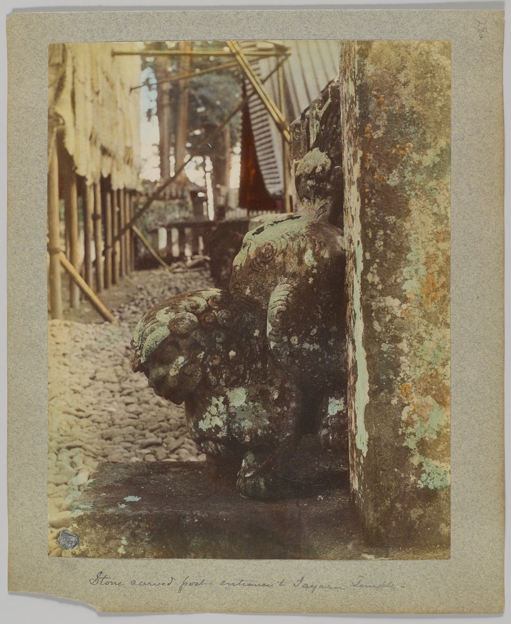 Kőből faragott oszlop a Tōshō-gū bejáratánál, Nikko, Japán (kézzel színezett fekete-fehér fotó) alkotó: Japanese Photographer