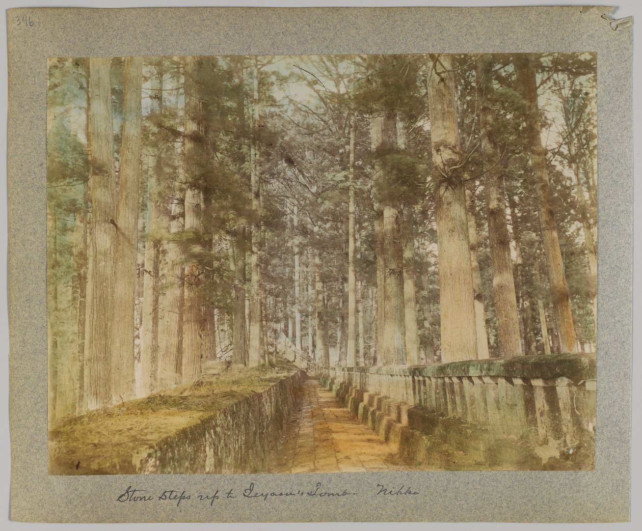 Kő lép fel Ieyasu sírjához, Nikko, Japán (kézzel színezett fekete-fehér fotó) alkotó: Japanese Photographer