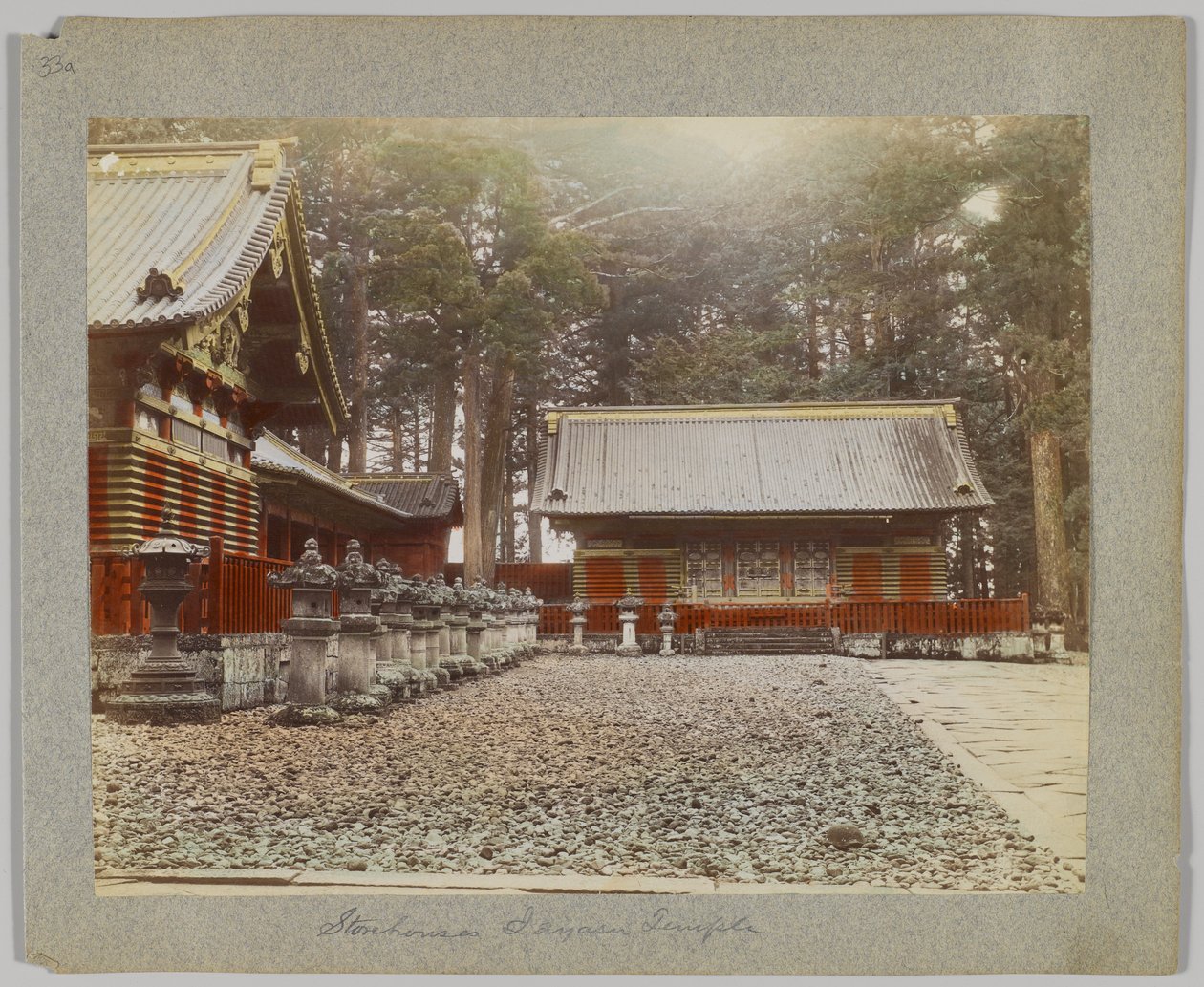 Üzletházak Tōshō-gū-ban, Nikko, Japán (kézzel színezett fekete-fehér fotó) alkotó: Japanese Photographer
