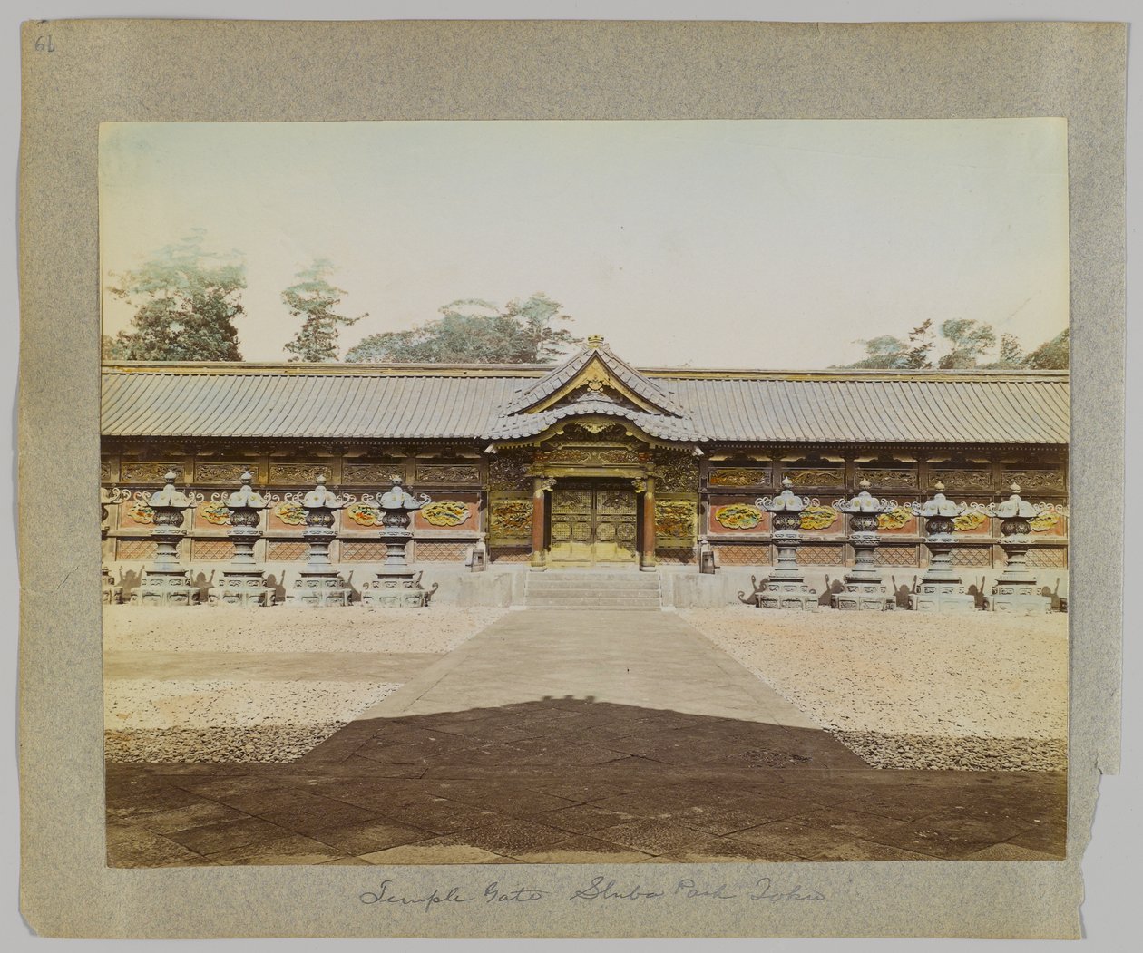 Temple Gate, Shiba Park, Tokió, Japán (kézzel színezett fekete-fehér fotó) alkotó: Japanese Photographer
