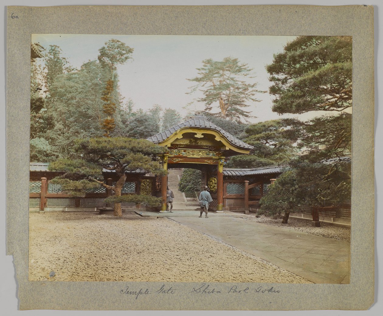 Temple Gate, Shiba Park, Tokió, Japán (kézzel színezett fekete-fehér fotó) alkotó: Japanese Photographer