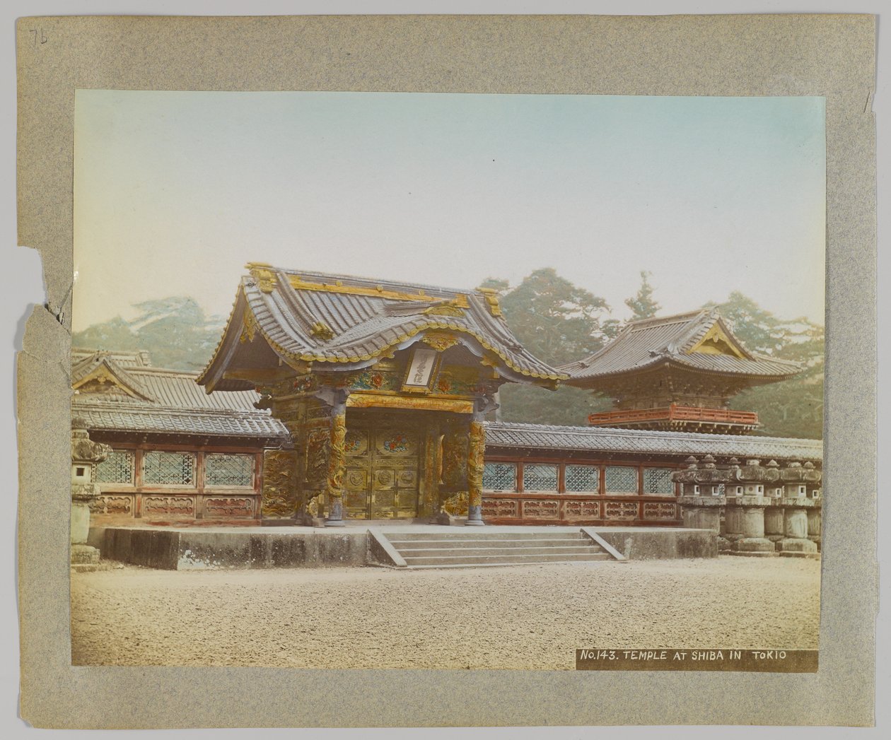 Templom a Shiba Parkban, Tokió, Japán (kézzel színezett fekete-fehér fotó) alkotó: Japanese Photographer