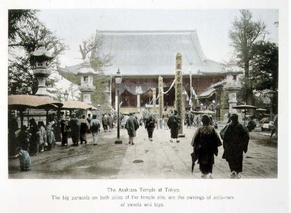 Az Asakusa-templom Tokióban, 1880 körül (kézzel színezett albuminnyomat a kártyán) alkotó: Japanese Photographer