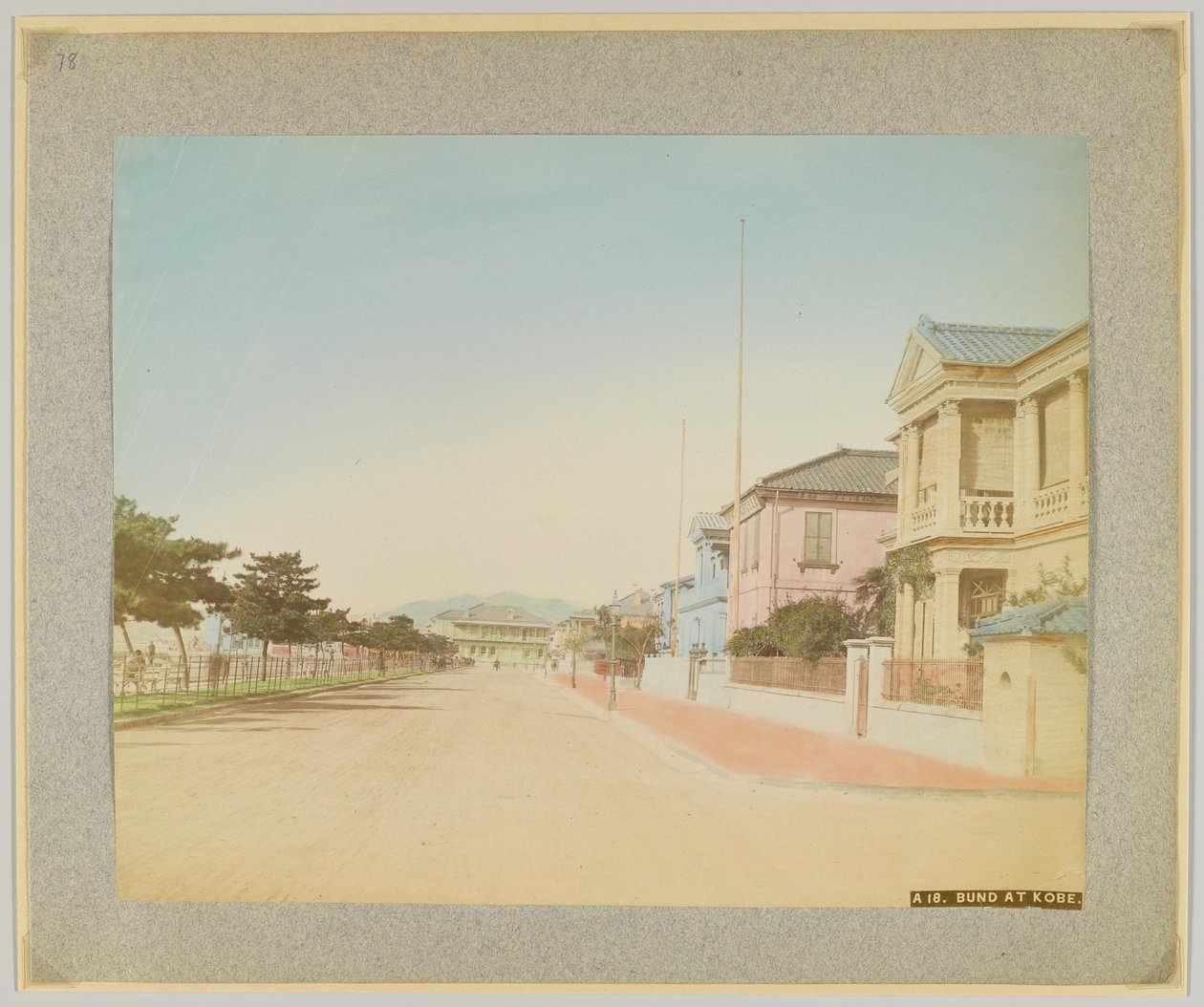 The Bund, Kobe, Japán (kézzel színezett fekete-fehér fotó) alkotó: Japanese Photographer